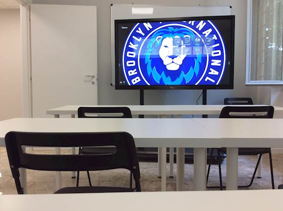 Schermo interattivo 65” Optoma trasforma l’apprendimento in classe presso la “Brooklyn International School” in Italia.