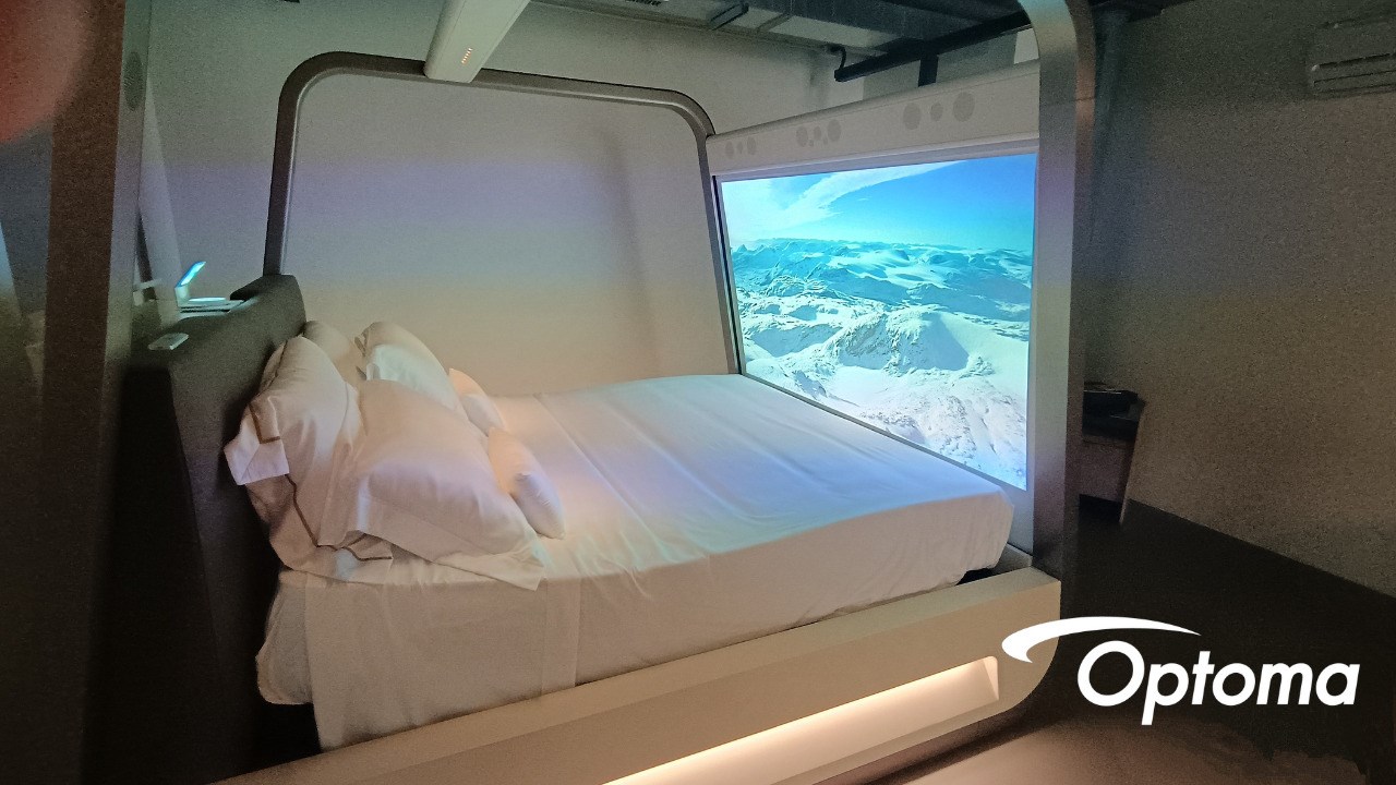 OPTOMA PORTA LA TECNOLOGIA IMMERSIVA AL LETTO DI LUSSO HIAM DI HI-INTERIORS