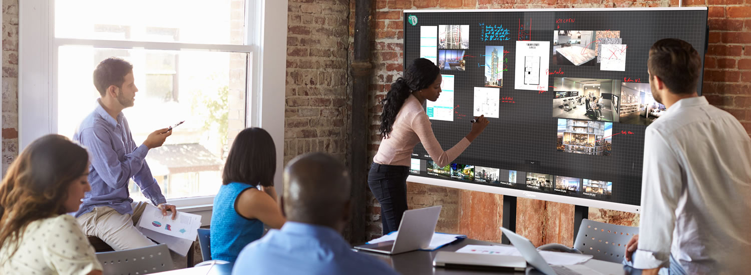 Trasforma le tue riunioni - persona che collabora con i colleghi utilizzando Reactiv Suite e Optoma IFPD